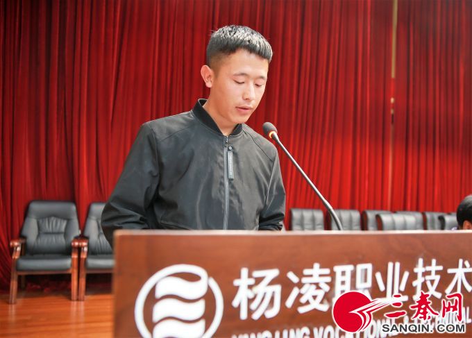 学生代表索南东智发言